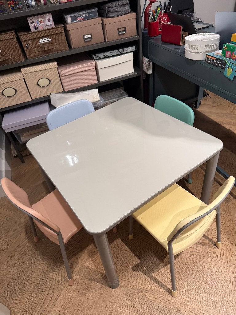 Kindertafel met 4 pastel stoeltjes – set tafel stoelen, Ophalen, Zo goed als nieuw, Tafel(s)