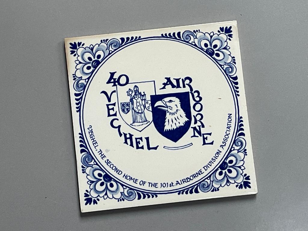 militaria / Tegeltje 40 jaar Airborne Veghel (1984), Ophalen of Verzenden, Landmacht, Nederland, Kunstobject