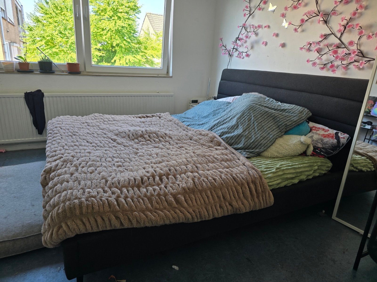 Gratis bed met matras 180x200 - zelf ophalen, Huis en Inrichting, Slaapkamer | Bedden, Gebruikt, Zwart, Tweepersoons, Ophalen of Verzenden