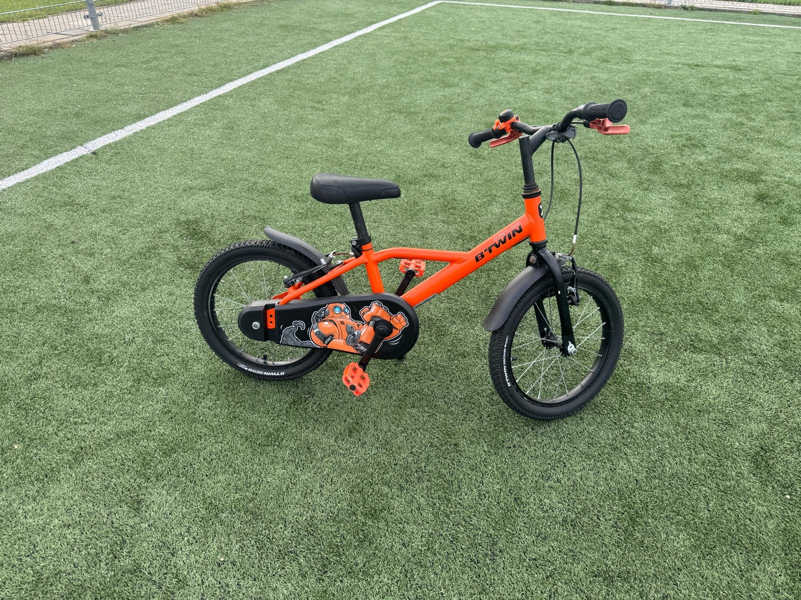 B'Twin kinderfiets 16 inch oranje, Ophalen, Zo goed als nieuw, Velgrem, 16 tot 20 inch