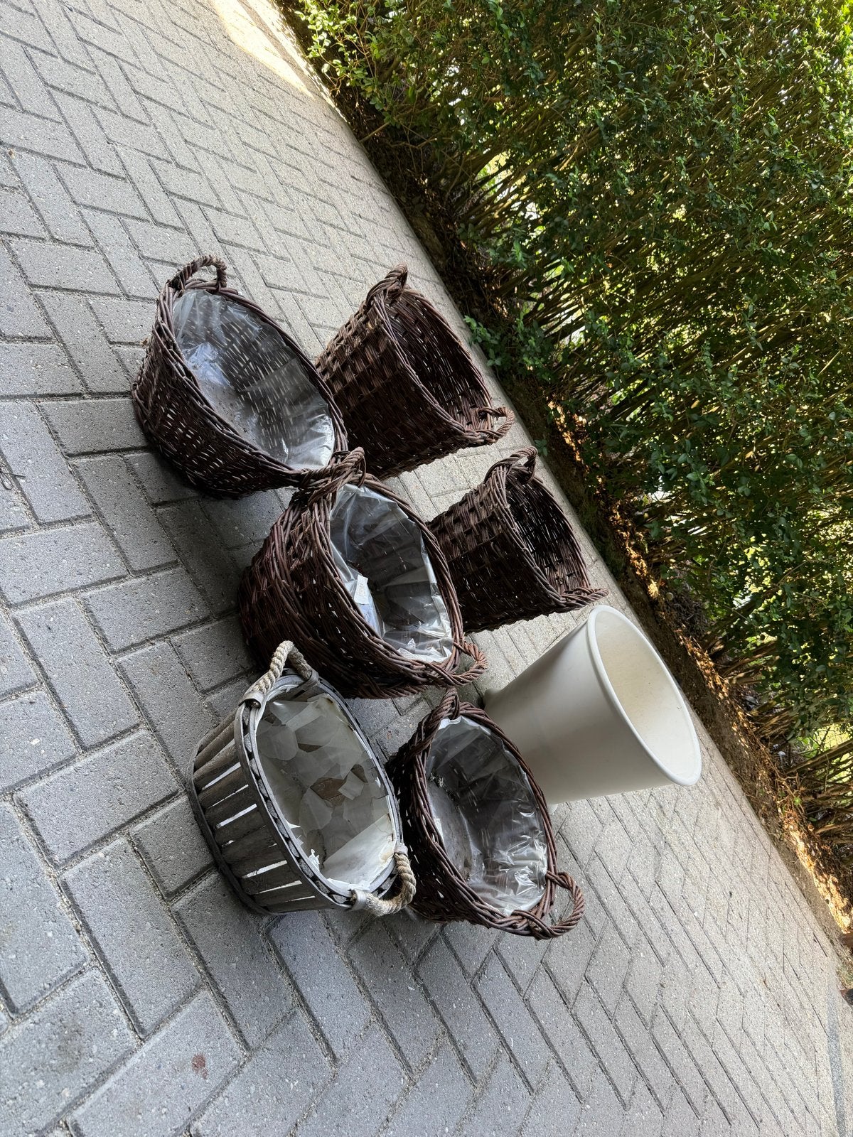 Diverse bloempotten en manden, alles in 1 koop, 25 tot 40 cm, Overige materialen, Gebruikt, Rond
