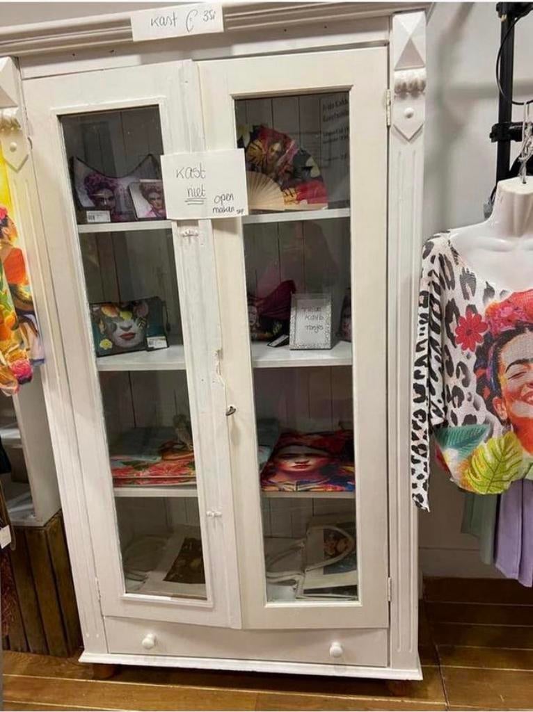 Mooie doorleefde Brocante Witte Kast, Huis en Inrichting, Kasten | Vitrinekasten, Ophalen, Gebruikt, 25 tot 50 cm, Glas