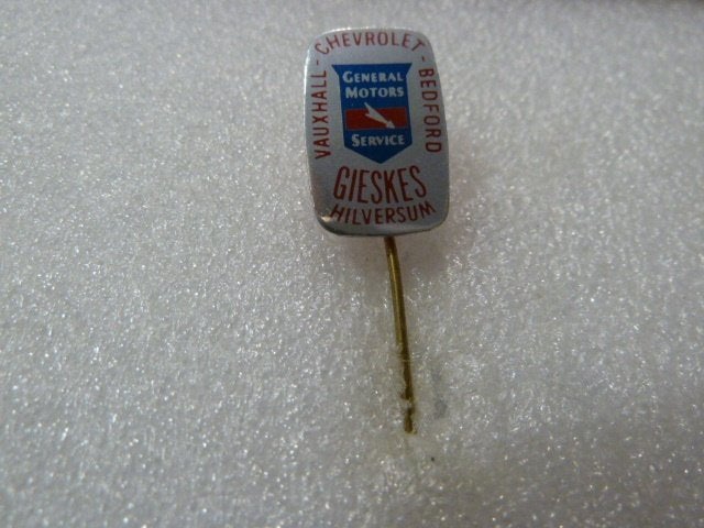 Vintage General Motors Service Speldje Gieskes Hilversum, Ophalen of Verzenden, Gebruikt, Merk, Speldje of Pin
