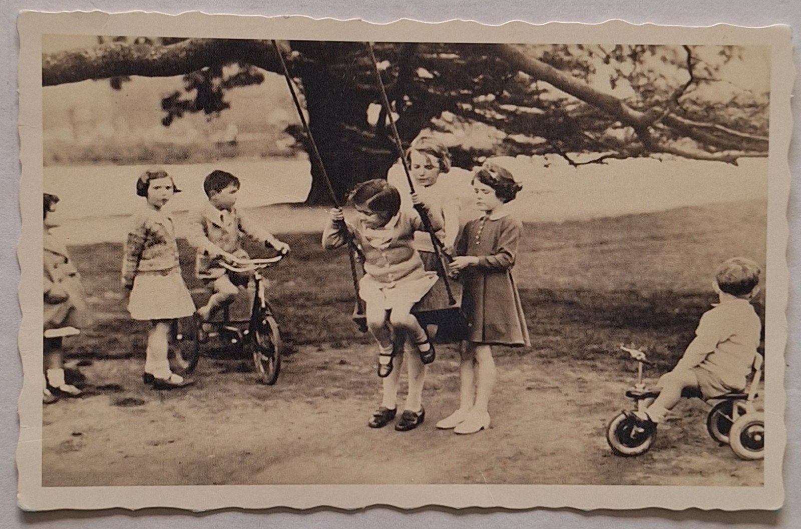 Vintage Ansichtkaart: Kinderen op Schommel en Fiets, Ophalen of Verzenden, Voor 1920, Gelopen