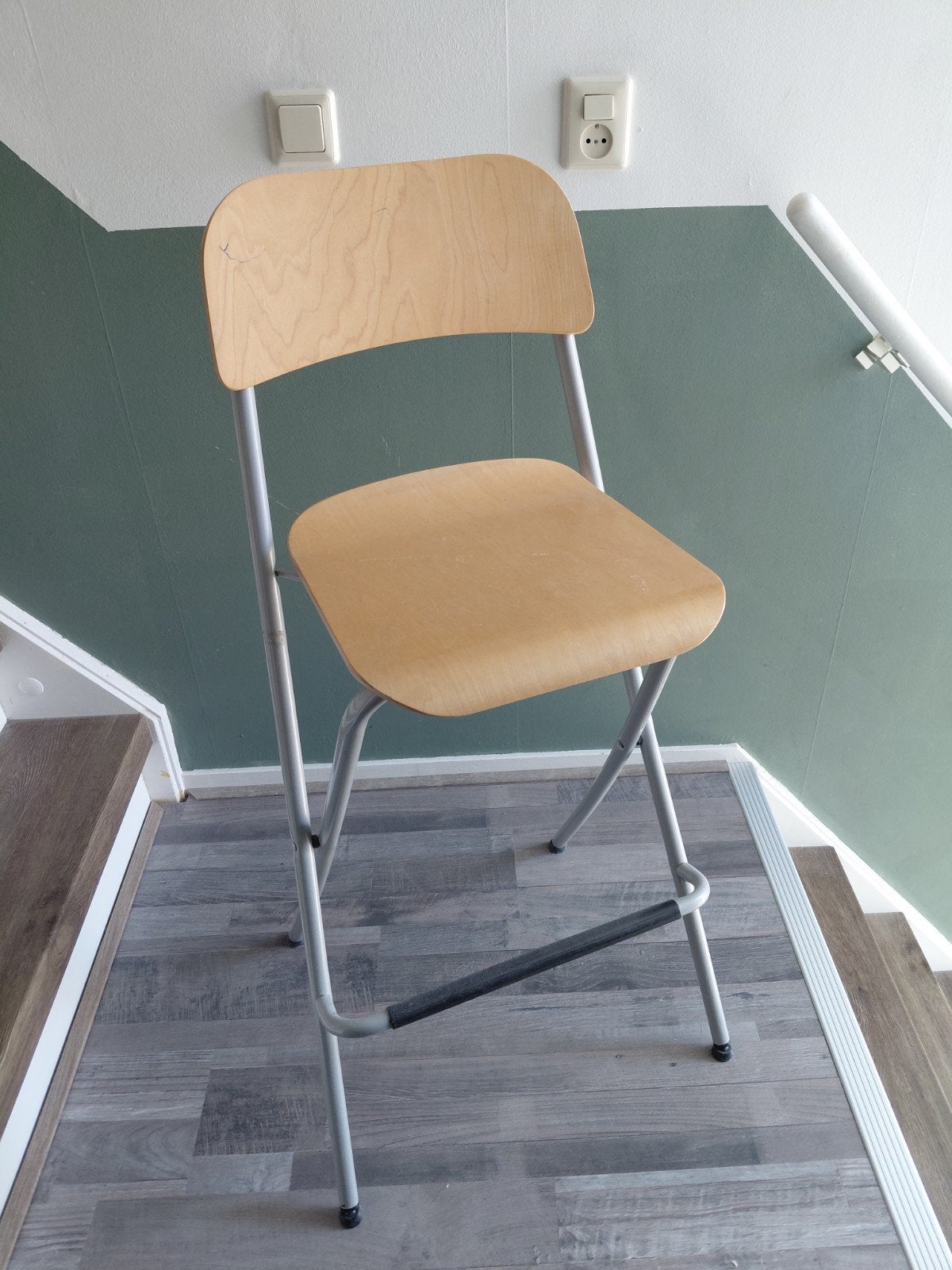 Hoge opvouwbare kruk met rugleuning - ideaal voor bar/keuken, Huis en Inrichting, Barkrukken, Ophalen, Gebruikt, Met voetsteun