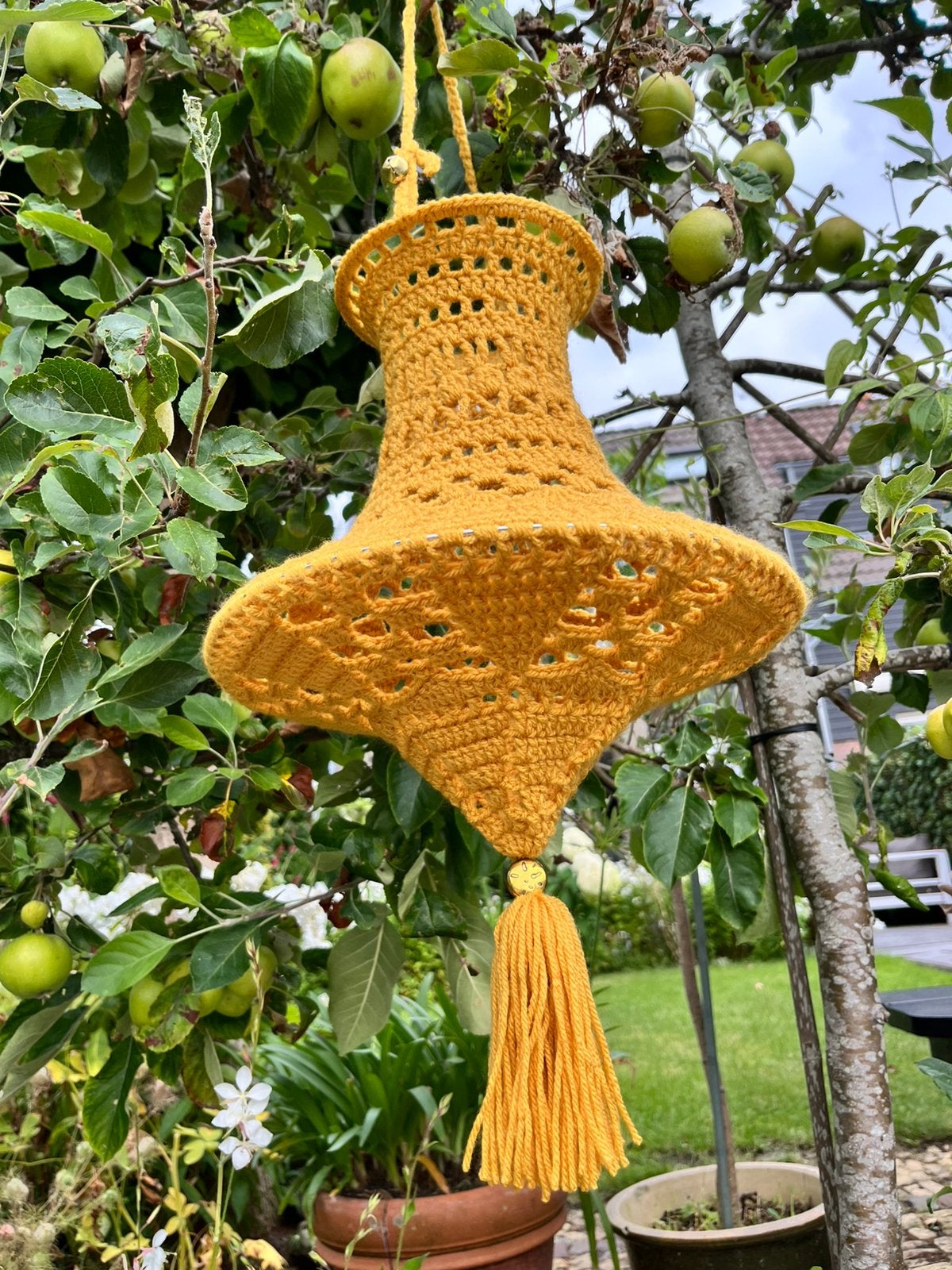 Okergele gehaakte lampion met goudkleurige kraal en belletje, Boho, Nieuw, Ophalen of Verzenden, Textiel