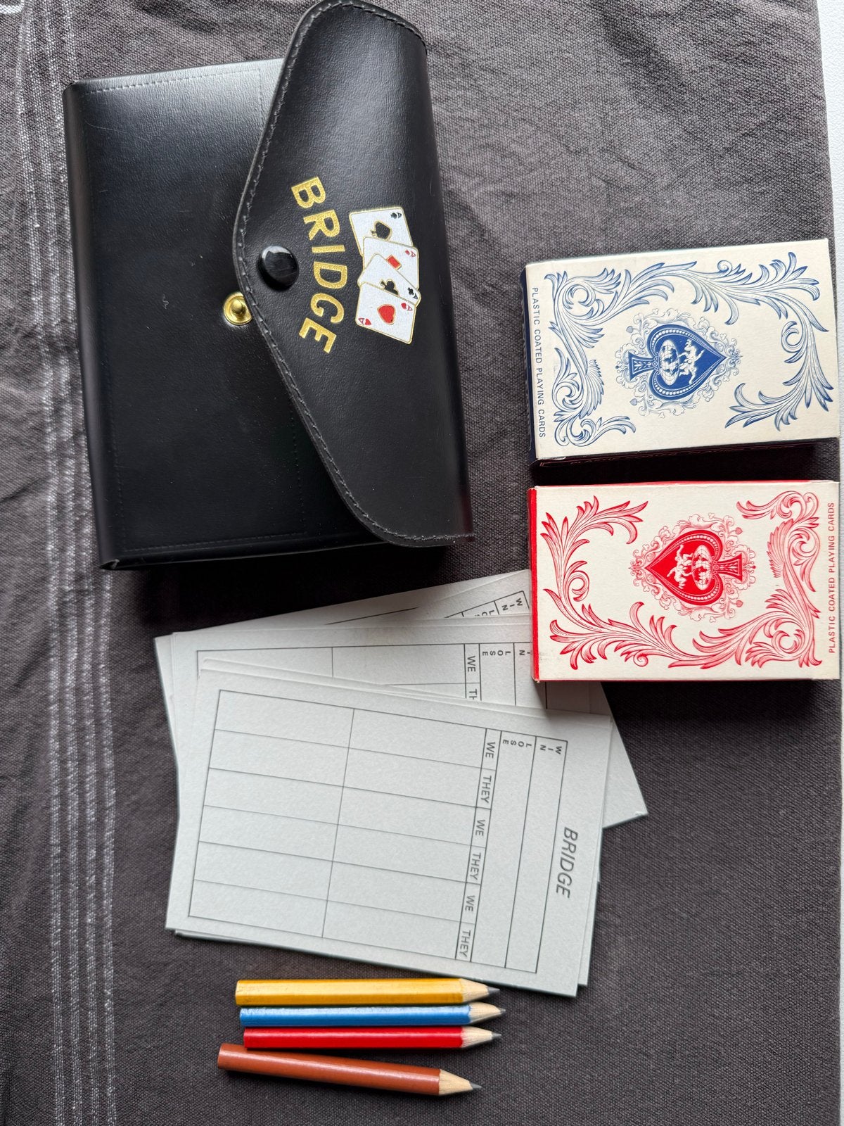 Bridge Kaartspel Set - Compleet met Scoreblokken en Potloden, Drie of vier spelers, Ophalen of Verzenden, Zo goed als nieuw