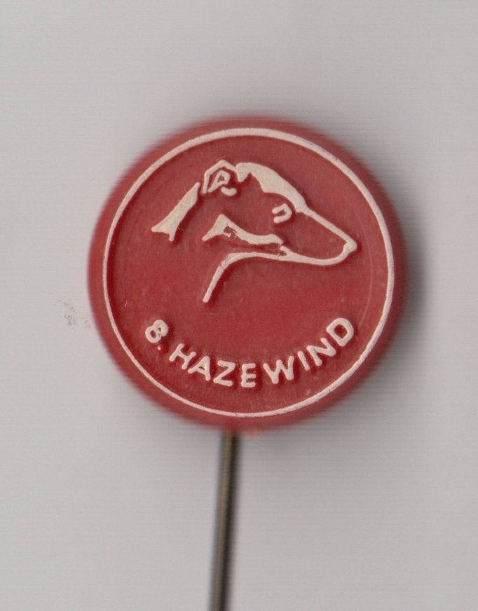 Hond rood Hazewind speldje, Gebruikt, Niet vindbaar, Niet vindbaar, Speldje of Pin