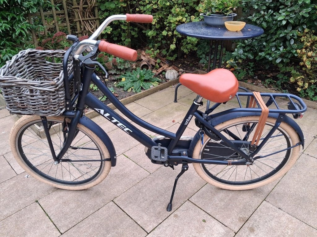 Te koop: Kinderfiets Altec Urban met 22 inch bandenmaat, Ophalen, Terugtraprem, Gebruikt, Handrem