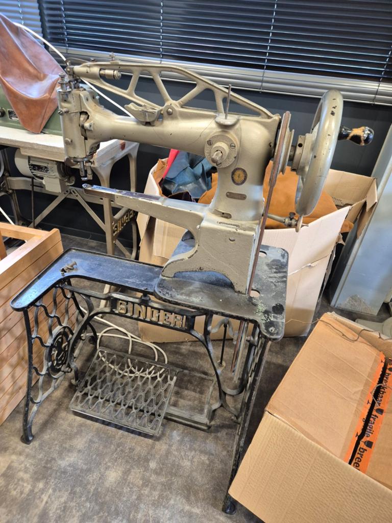 Industriële Singer naaimachine voor lederwaren, Hobby en Vrije tijd, Naaimachines en Toebehoren, Ophalen, Gebruikt, Naaimachine