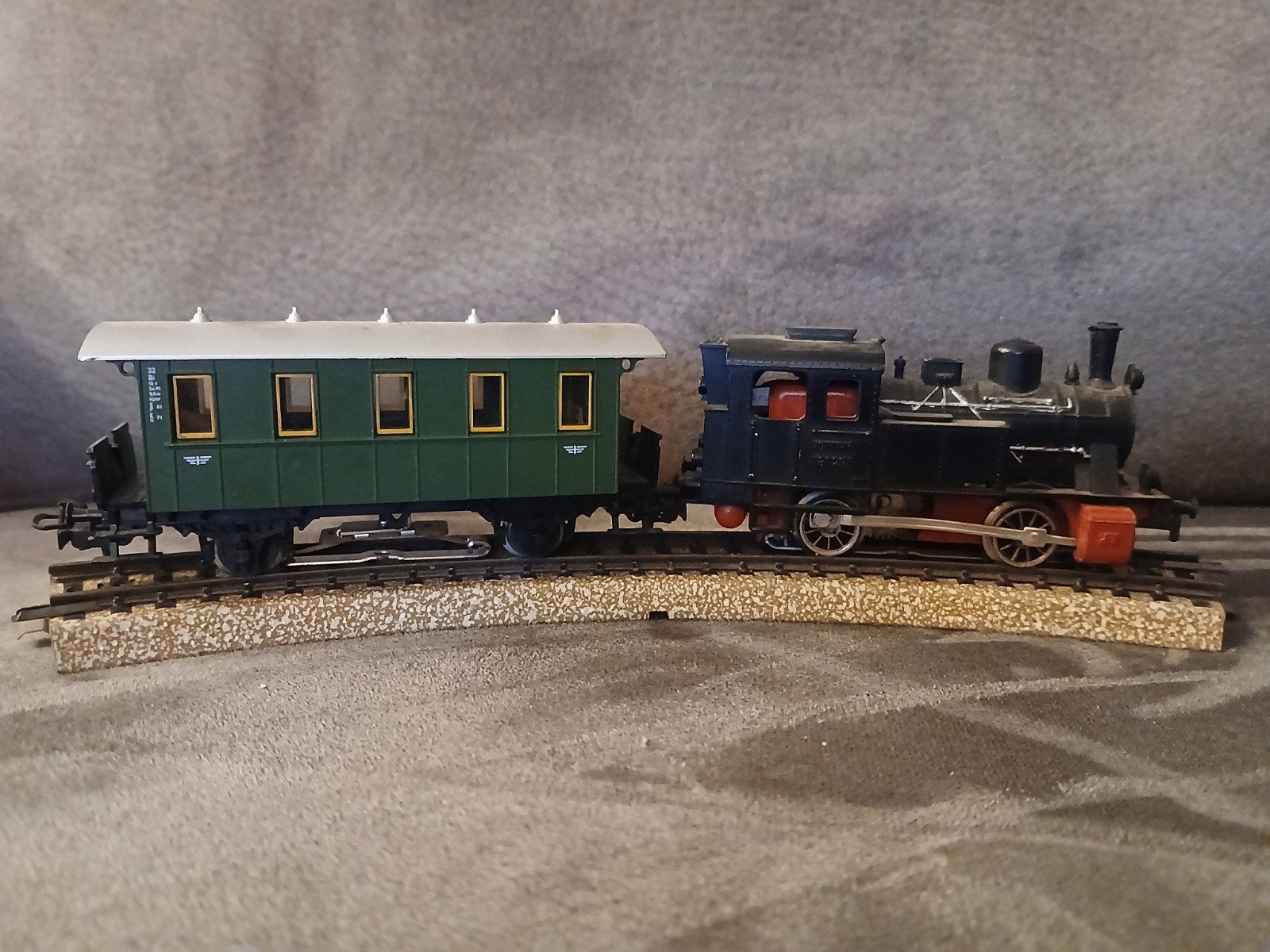 Märklin Treinset: Locomotief 3029 en Personenwagen 4007, Wisselstroom, Verzenden, Märklin, Gebruikt