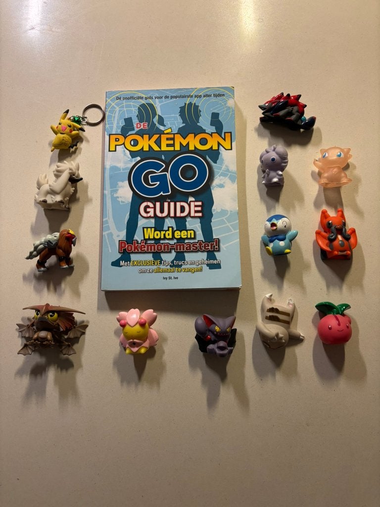 Pokémon go guide boek en 13 bandai figuren set popjes!, Ophalen of Verzenden, Zo goed als nieuw, Overige typen