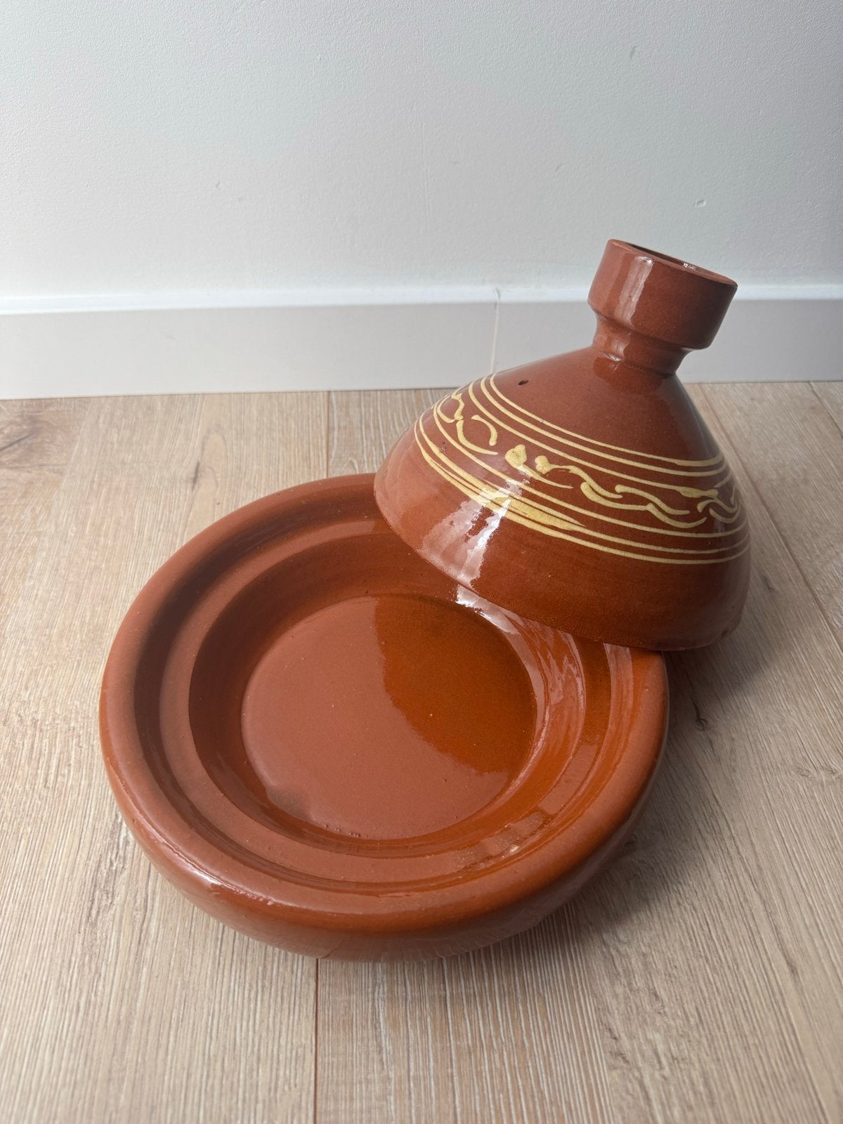 Mooie tajine van aardewerk, bruin met geel decor, Ophalen, Steen/keramiek, Bruin, Overige typen