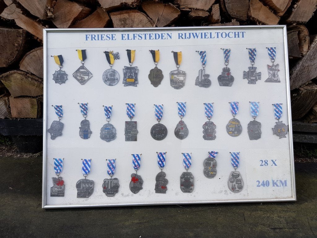 Medailles kruisjes Friese Elfsteden Rijwieltocht, Postzegels en Munten, Ophalen of Verzenden, Overige materialen