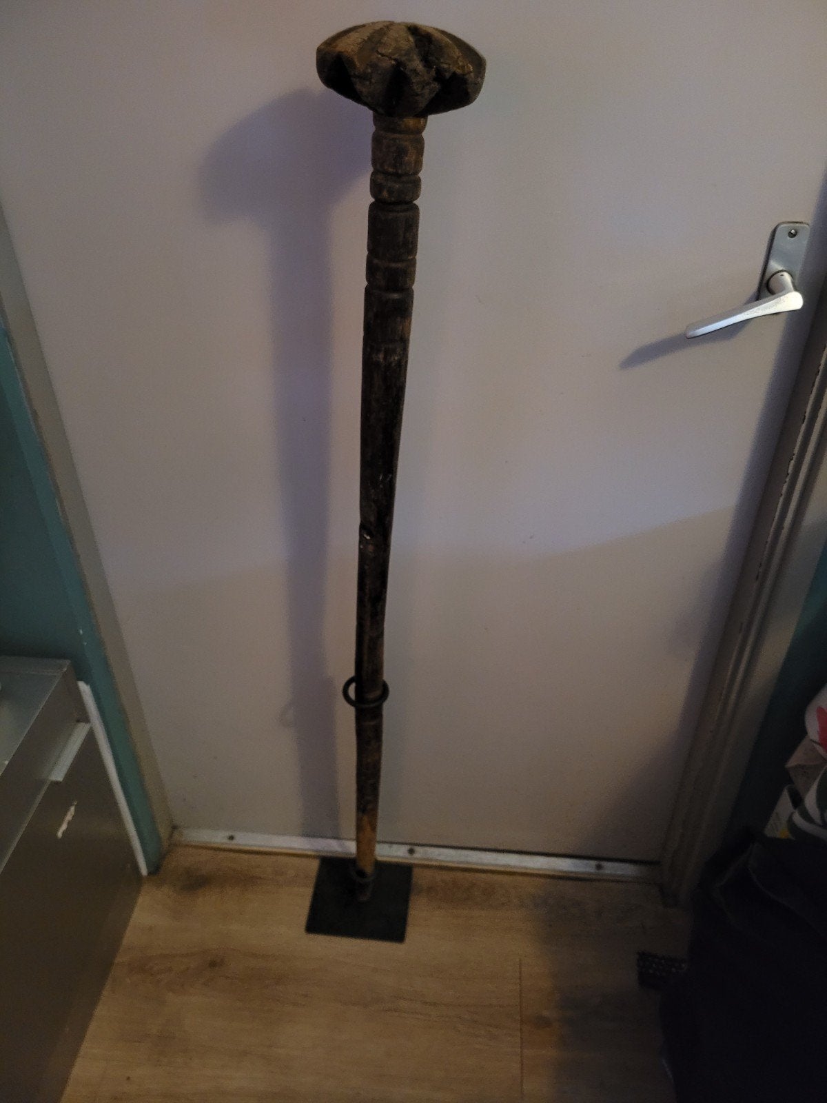 Antieke houten boterstamper op statief | Wabi-Sabi, Ophalen
