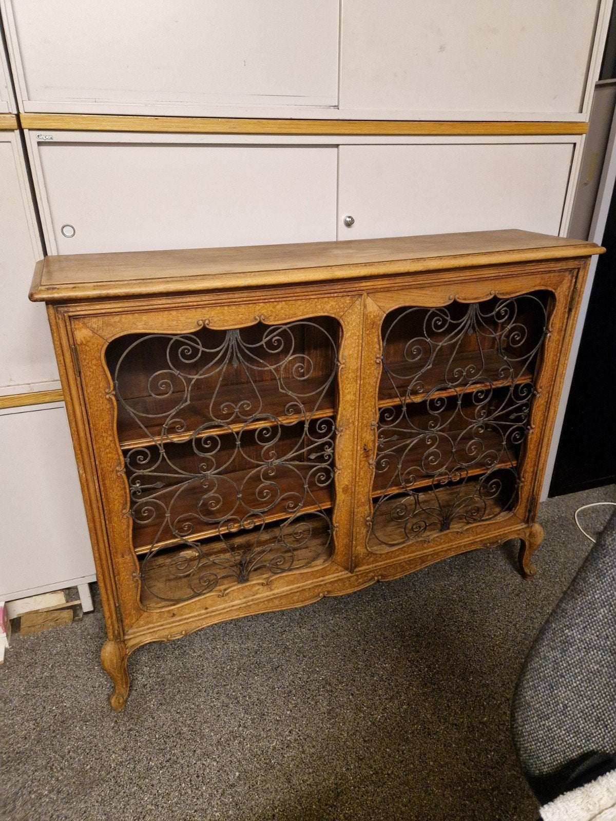 retro kast. ondiep. smeedijzer in deur, Ophalen