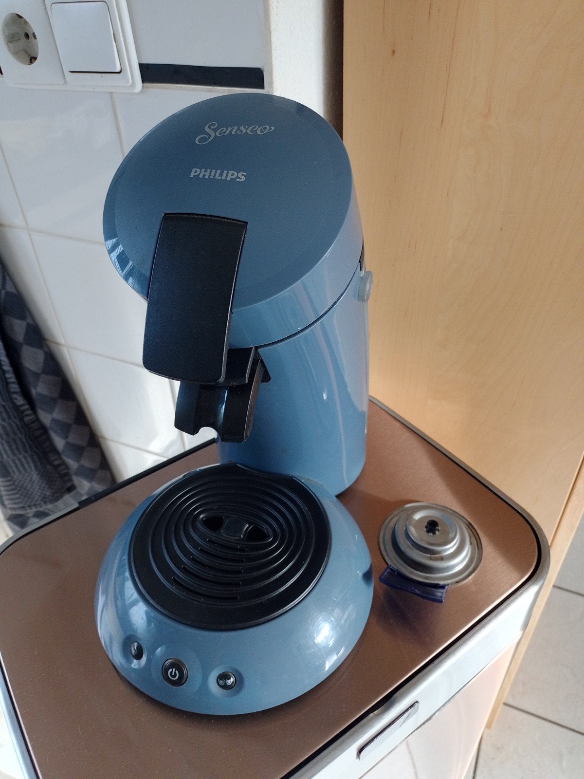 Goedwerkende Senseo met lichte beschadiging + 2 padh.€12,50, Ophalen of Verzenden, Gebruikt, Koffiemachine, Koffiepads en cups