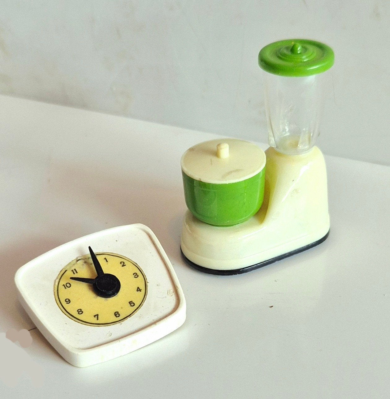 Vintage poppenhuis klok en blender retro jaren 60, Verzamelen, Ophalen of Verzenden, Gebruikt, Decoratie