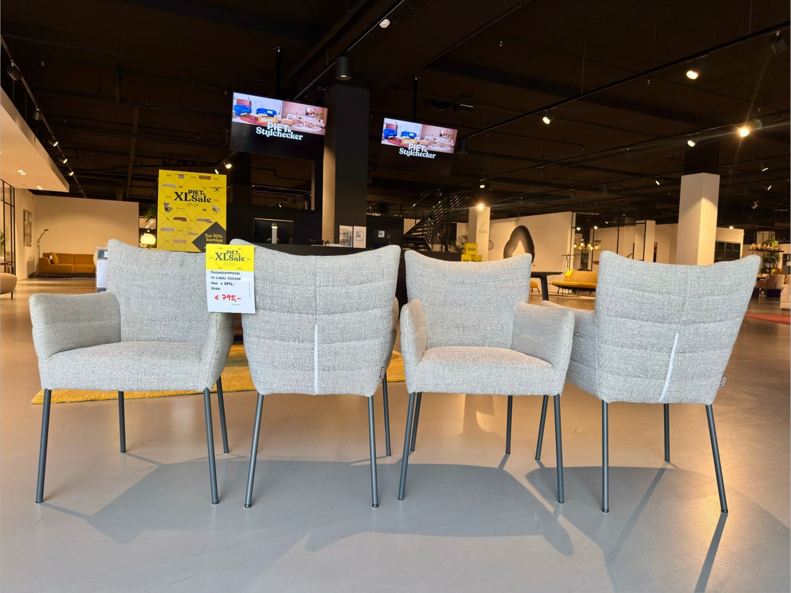 4x Label Cocoon armstoel – Showroommodel – Complete set, Huis en Inrichting, Stoelen, Ophalen, Zo goed als nieuw, Vier, Stof