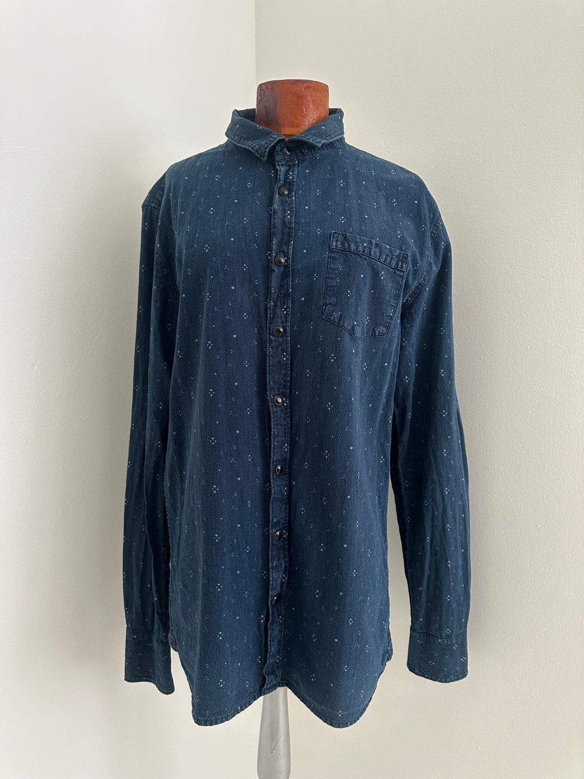 Donkerblauw Stangata denim overhemd in maat XL, Kleding | Heren, Overhemden, Ophalen of Verzenden, Zo goed als nieuw, Blauw, Halswijdte 43/44 (XL)