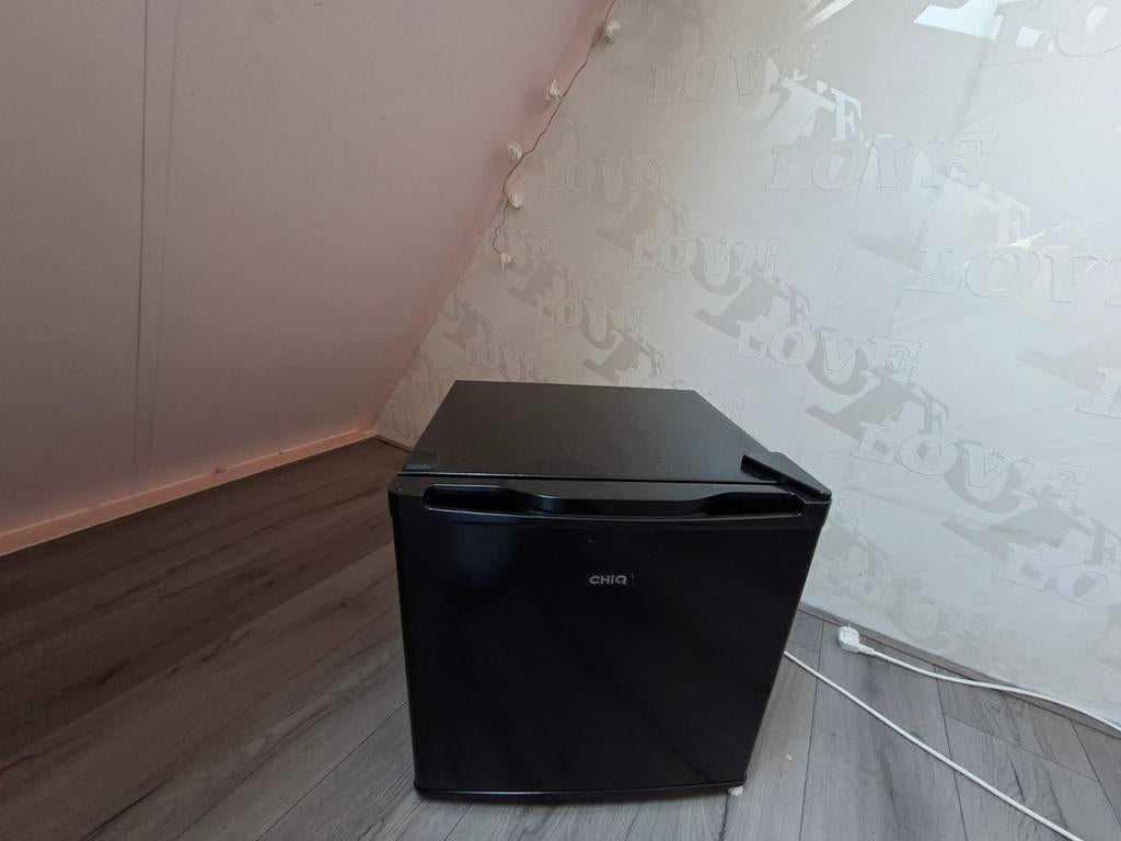 Kleine zwarte koelkast, merk chiq, Ophalen, Met vriesvak, Minder dan 45 cm, Minder dan 85 cm