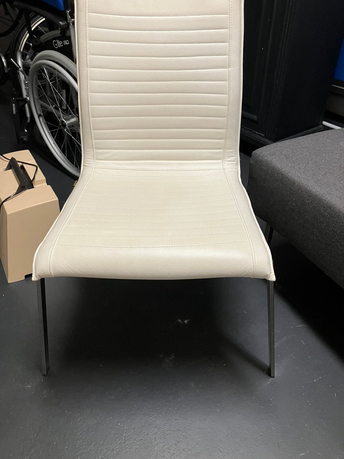 2 witte en 1 taupe leren eerkamerstoelen izgst, Ophalen, Zo goed als nieuw, Zwart, Vijf, Zes of meer stoelen