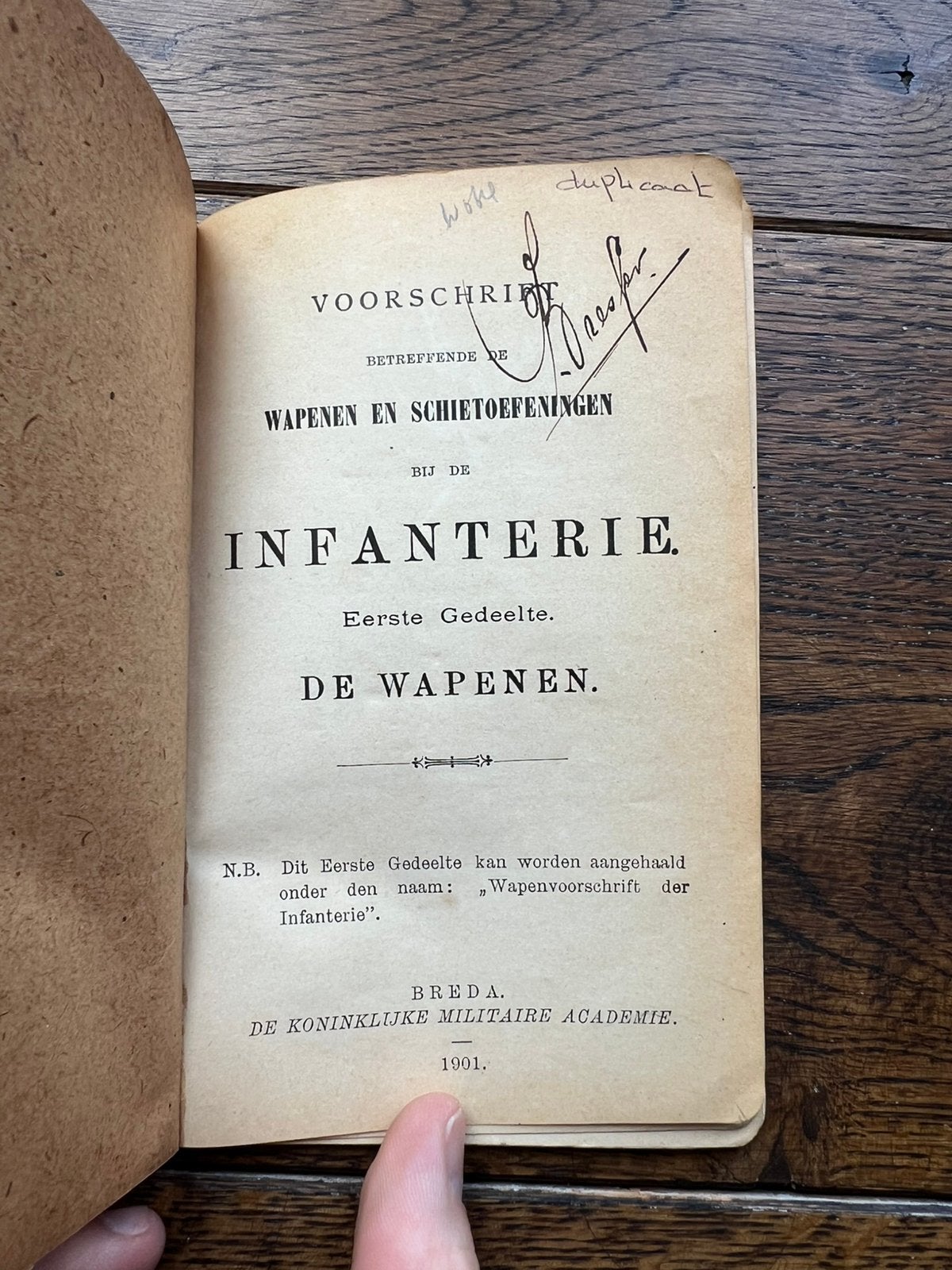 Nederlands mobilisatie voorschrift geweer m95 hembrug, Verzamelen, Verzenden, Nederland, Embleem of Badge