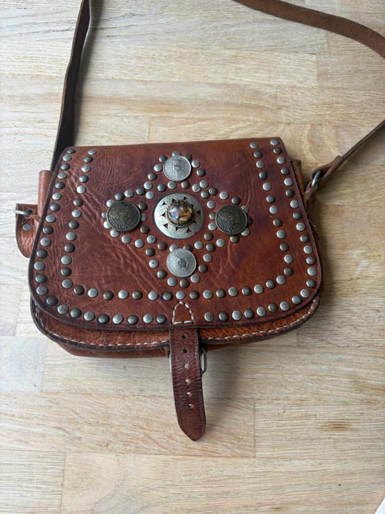 Vintage Leren Schoudertasje met Studs en Munten, Ophalen of Verzenden, Gebruikt, Bruin, Schoudertasje