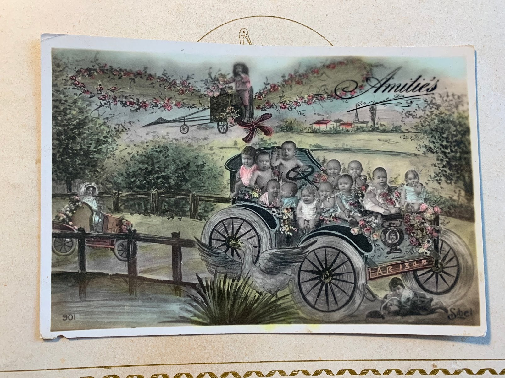Amitiés - baby’s in een automobiel en vliegmachine (BA), Verzamelen, Ophalen of Verzenden, Voor 1920, Gelopen, Kinderen
