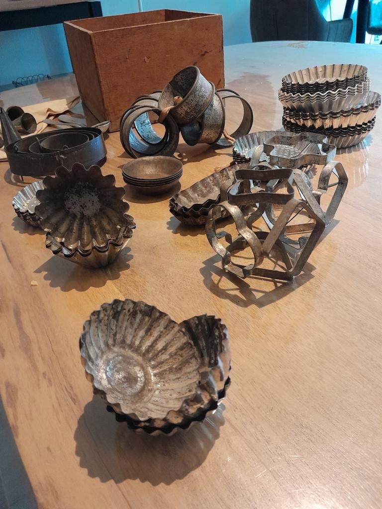 Kistje met bakvormen, Ophalen