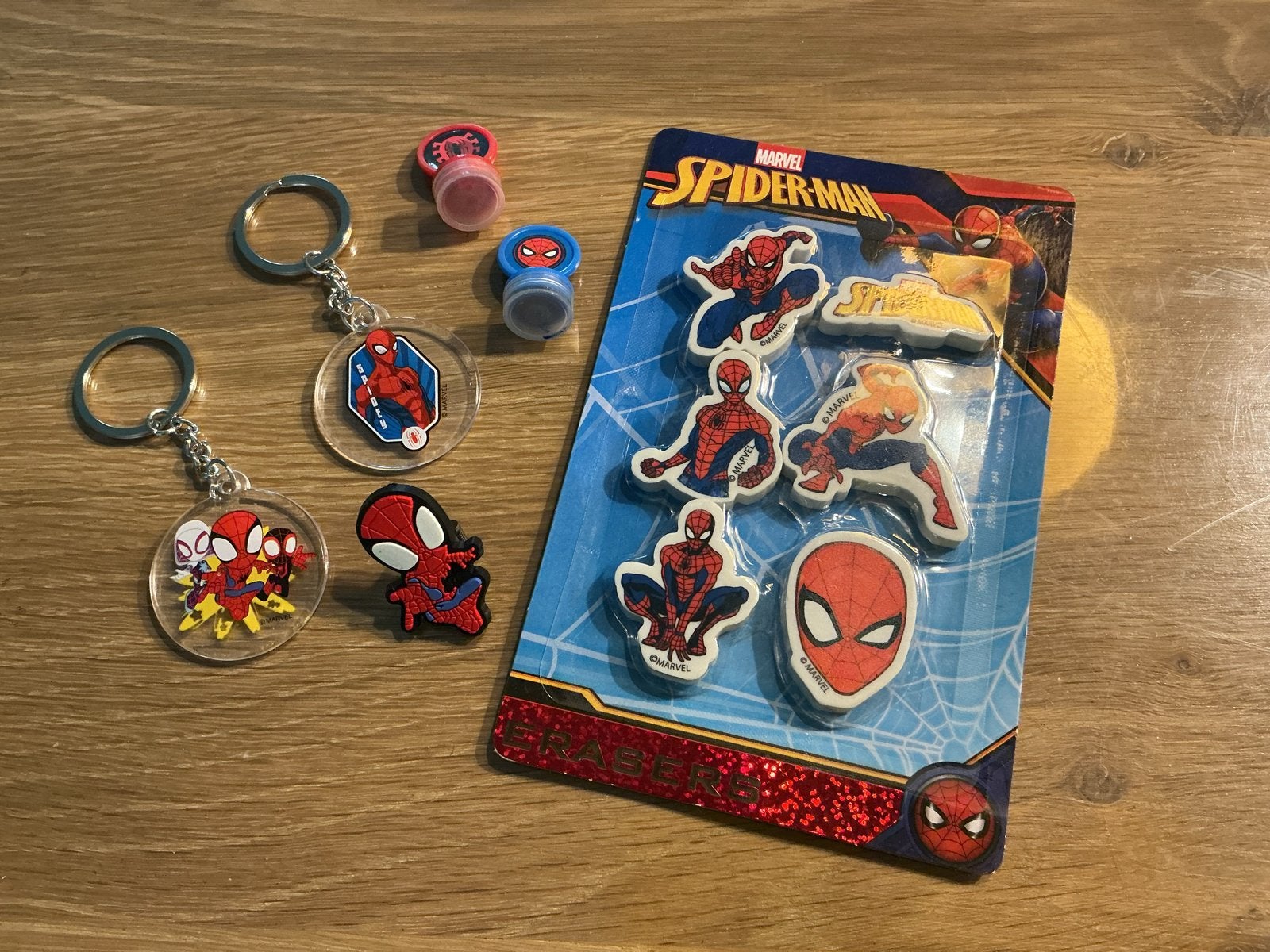 Spiderman set: sleutelhangers, stempels en gummen, Ophalen of Verzenden, Nieuw