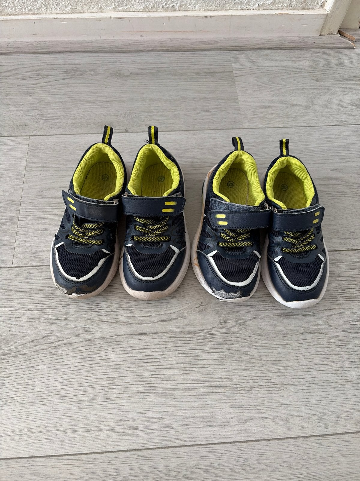 2 paar kinderschoenen maat 25-26, blauw met geel, Ophalen of Verzenden, Gebruikt, Jongen of Meisje, Schoenen