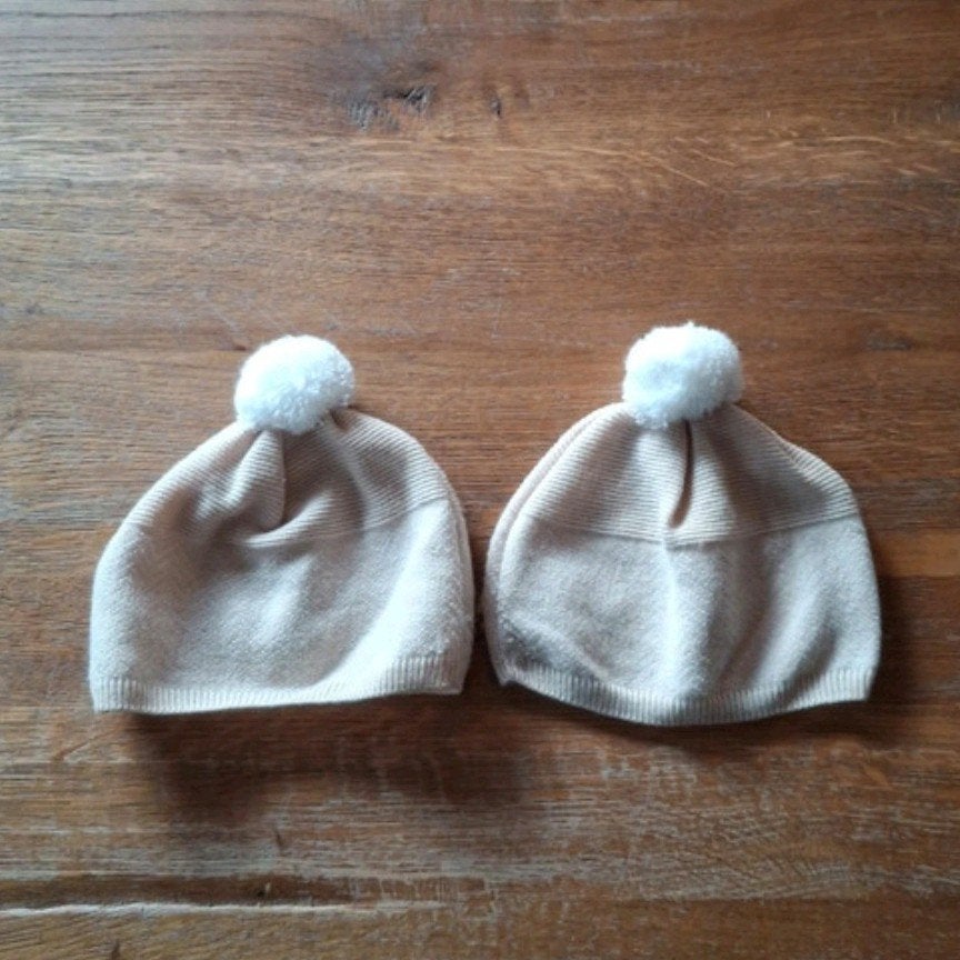 2 leuke mutsjes ongeveer voor 1 jaar made in Spanje voor twe, Jongen of Meisje, Ophalen of Verzenden, Zo goed als nieuw, 104 of kleiner