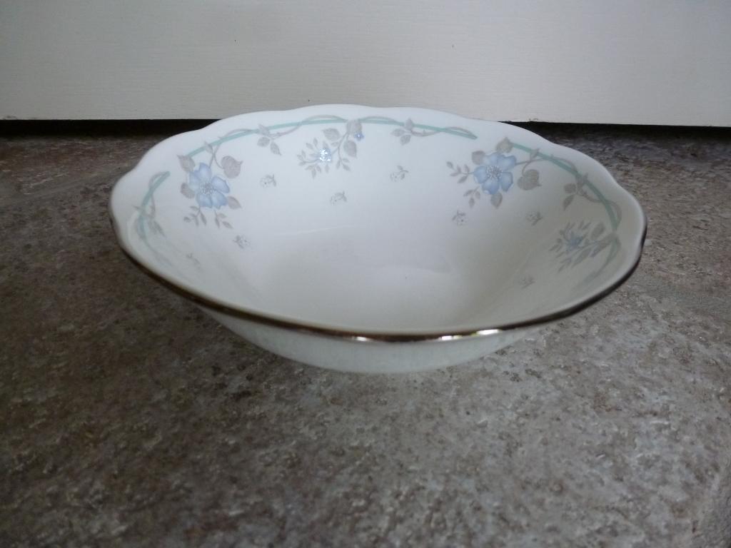 Dessertschaaltje Satin Rose, Huis en Inrichting, Keuken | Servies, Gebruikt, Ophalen of Verzenden, Kom(men), Overige stijlen