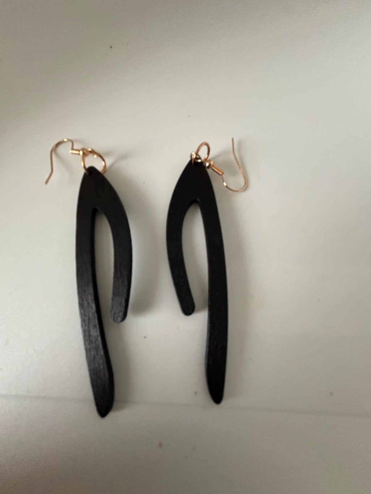 Nieuwe Zwarte Houten Oorbellen - Stijlvol & Lichtgewicht, Overige materialen, Hangers, Verzenden, Zwart