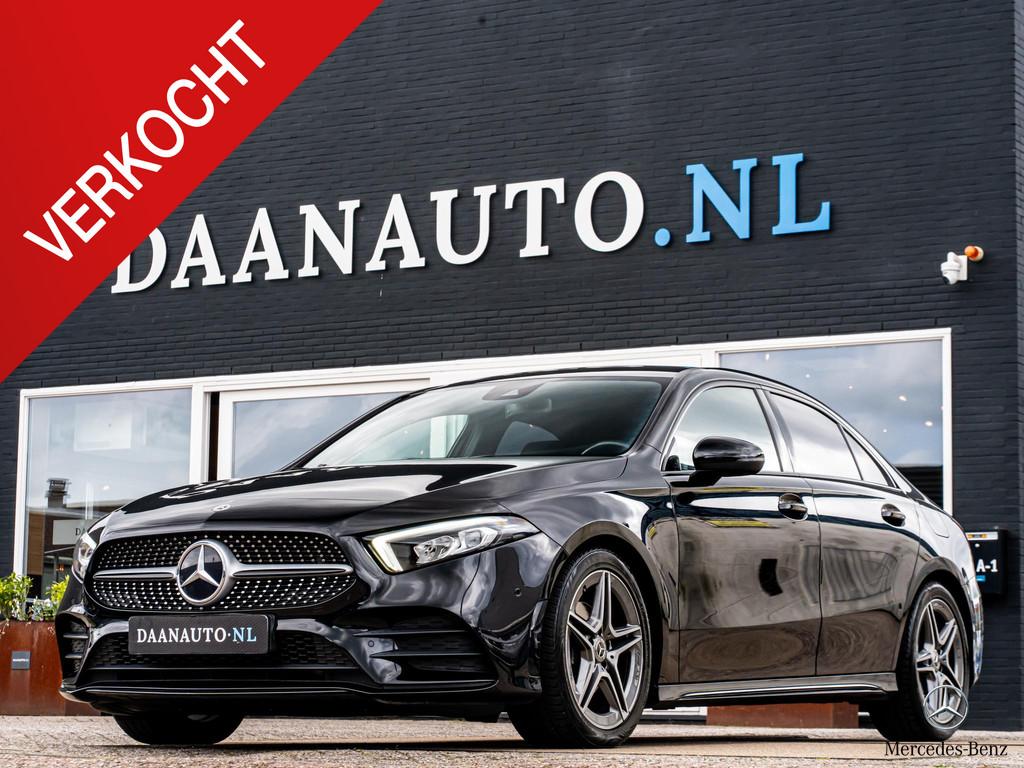 Mercedes-Benz A200 AMG Line Apple CarPlay Camera Stoelverw, Gebruikt, 4 cilinders, Leder en Stof, Origineel Nederlands