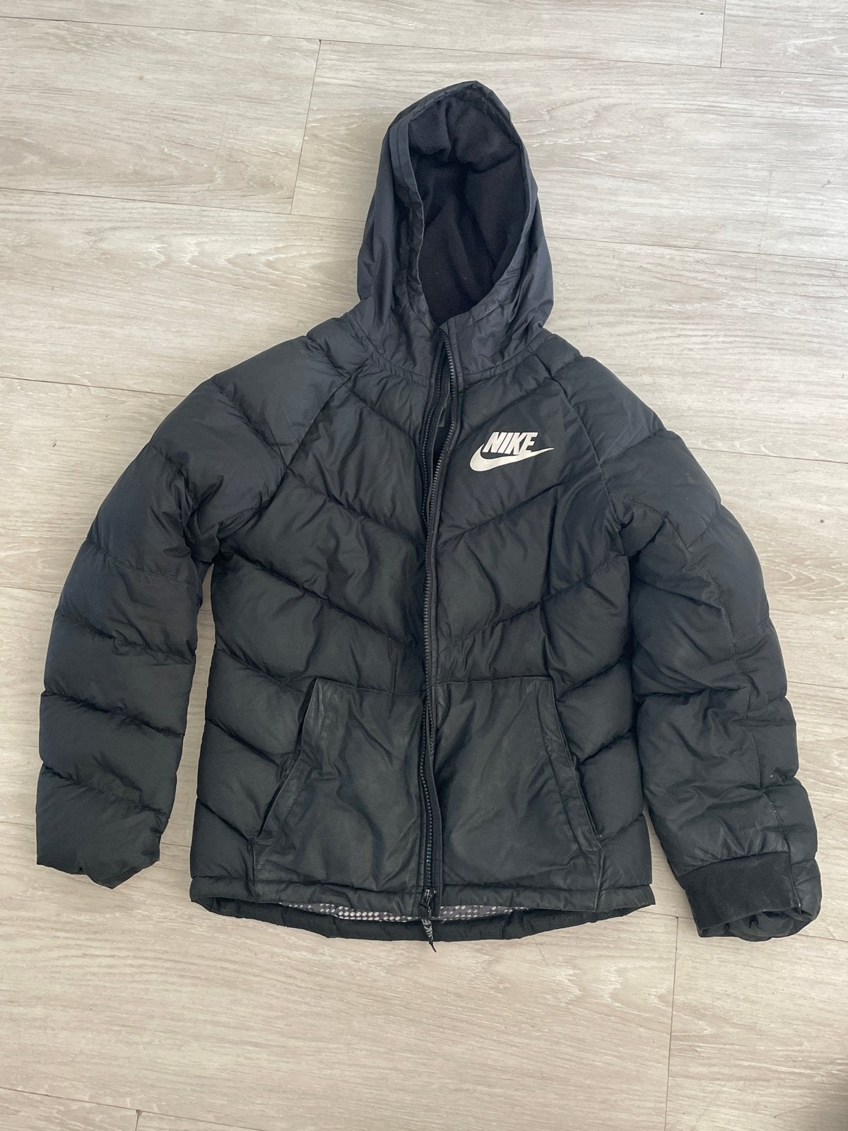 Nike Puffer Jas Zwart - Maat L (147-158 cm), Ophalen, Gebruikt, Jongen of Meisje