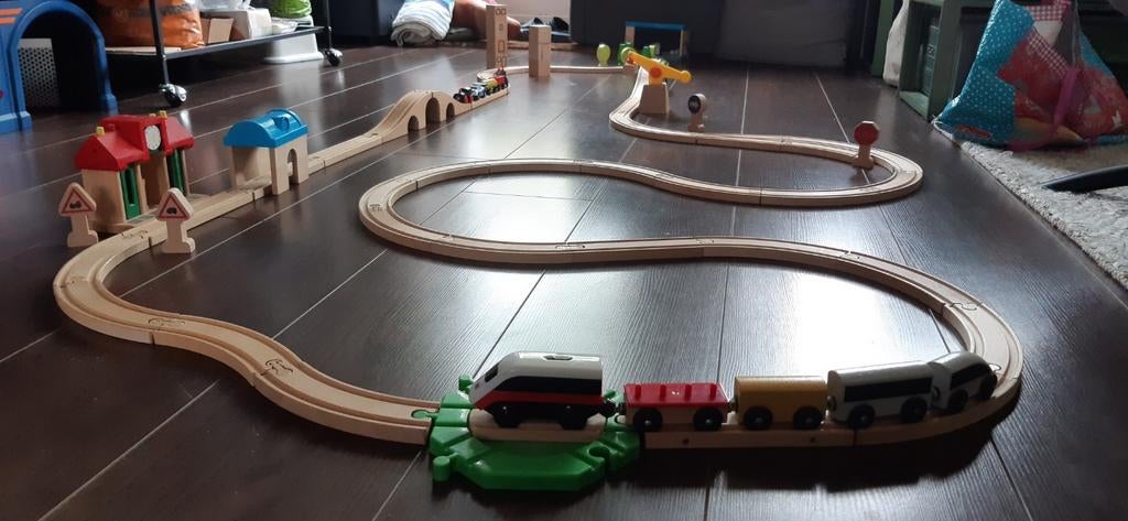 Houten ikea treinspoor plus treintjes en accessoires, Kinderen en Baby's, Speelgoed | Houten speelgoed, Ophalen, Gebruikt, Duw- of Trekspeelgoed