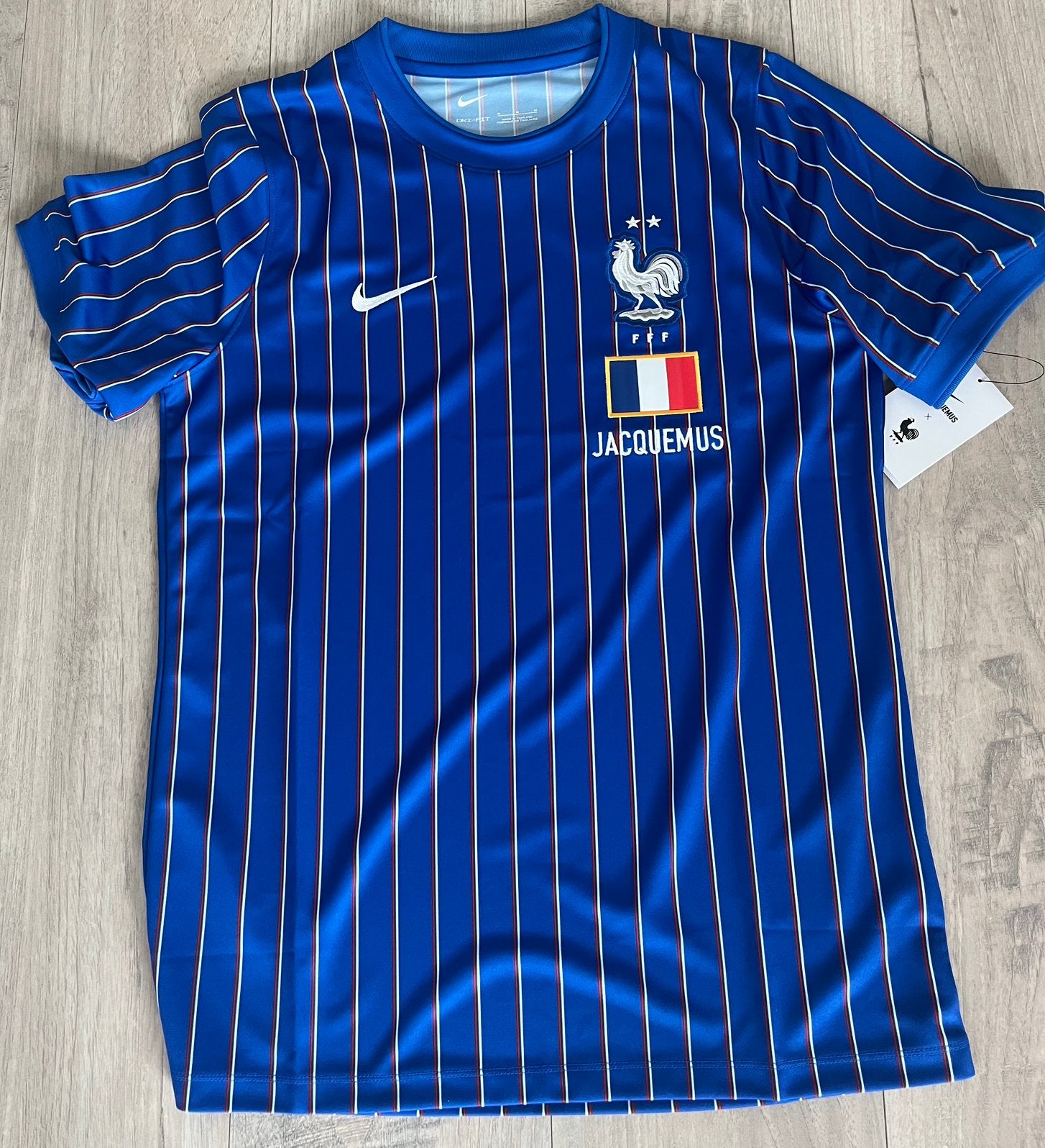 Nike x Jacquemus France pre-match shirt – Maat M, Maat M, Ophalen of Verzenden, Nieuw, Shirt