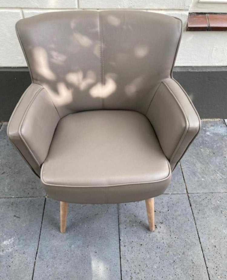 Mooie vintage taupe PU lederen clubfauteuil | cocktail, Huis en Inrichting, Ophalen, Minder dan 75 cm, Vintage, Leer