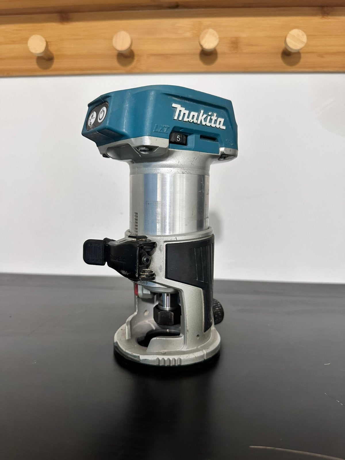Makita bovenfrees, Ophalen, Zo goed als nieuw, Accu, Bovenfrees