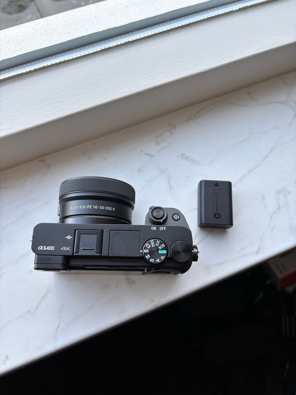 Sony Alpha A6400 camera met E 16-50mm OSSII lens clicks 3400, Ophalen of Verzenden, Zo goed als nieuw, Accu, Sony