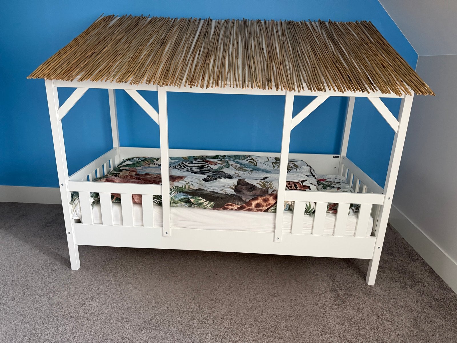 Leuk eenpersoons kinderbed huisje rieten dakje kinder bed, Ophalen, 90 cm, Eenpersoons, Wit
