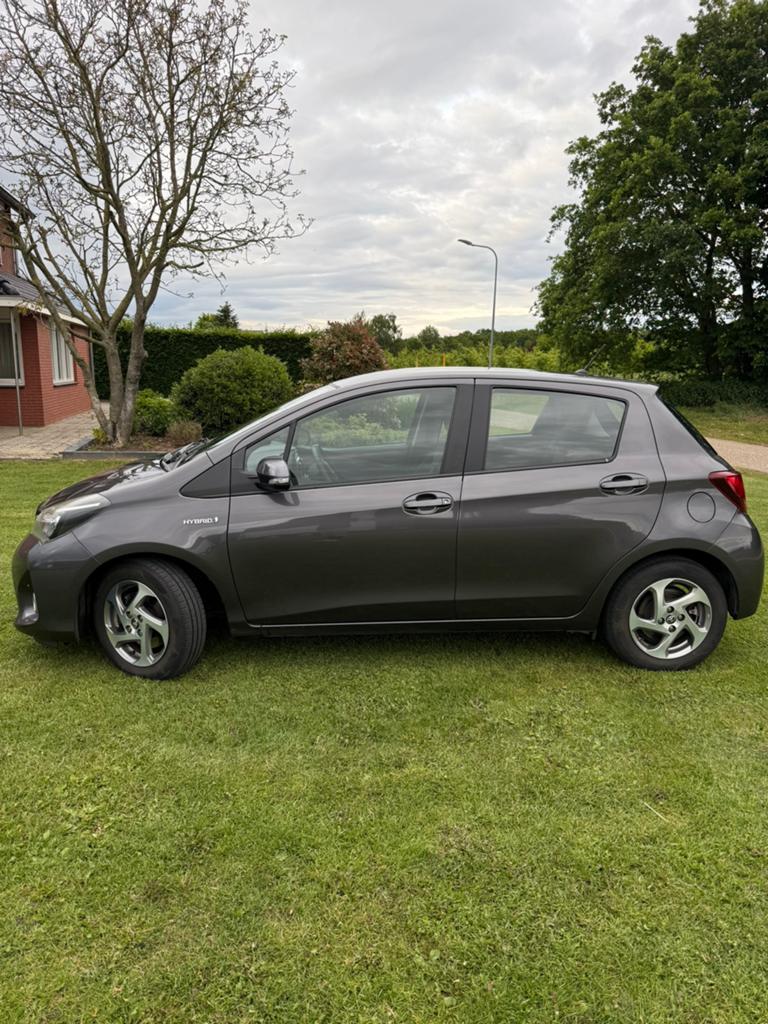 Toyota Yaris hybride, 74 pk, Zwart, 4 cilinders, 49 €/maand