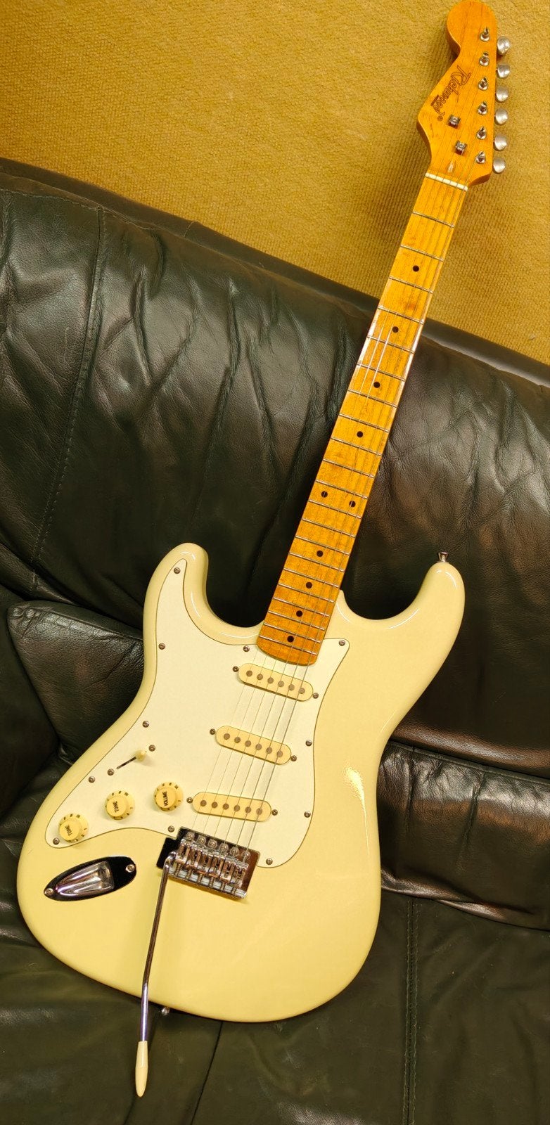 LEFTY RICHWOOD GUITARS STRATOCASTER CRÈME WHITE GOLDEN LOGO, Ophalen of Verzenden, Zo goed als nieuw, Solid body, Overige merken