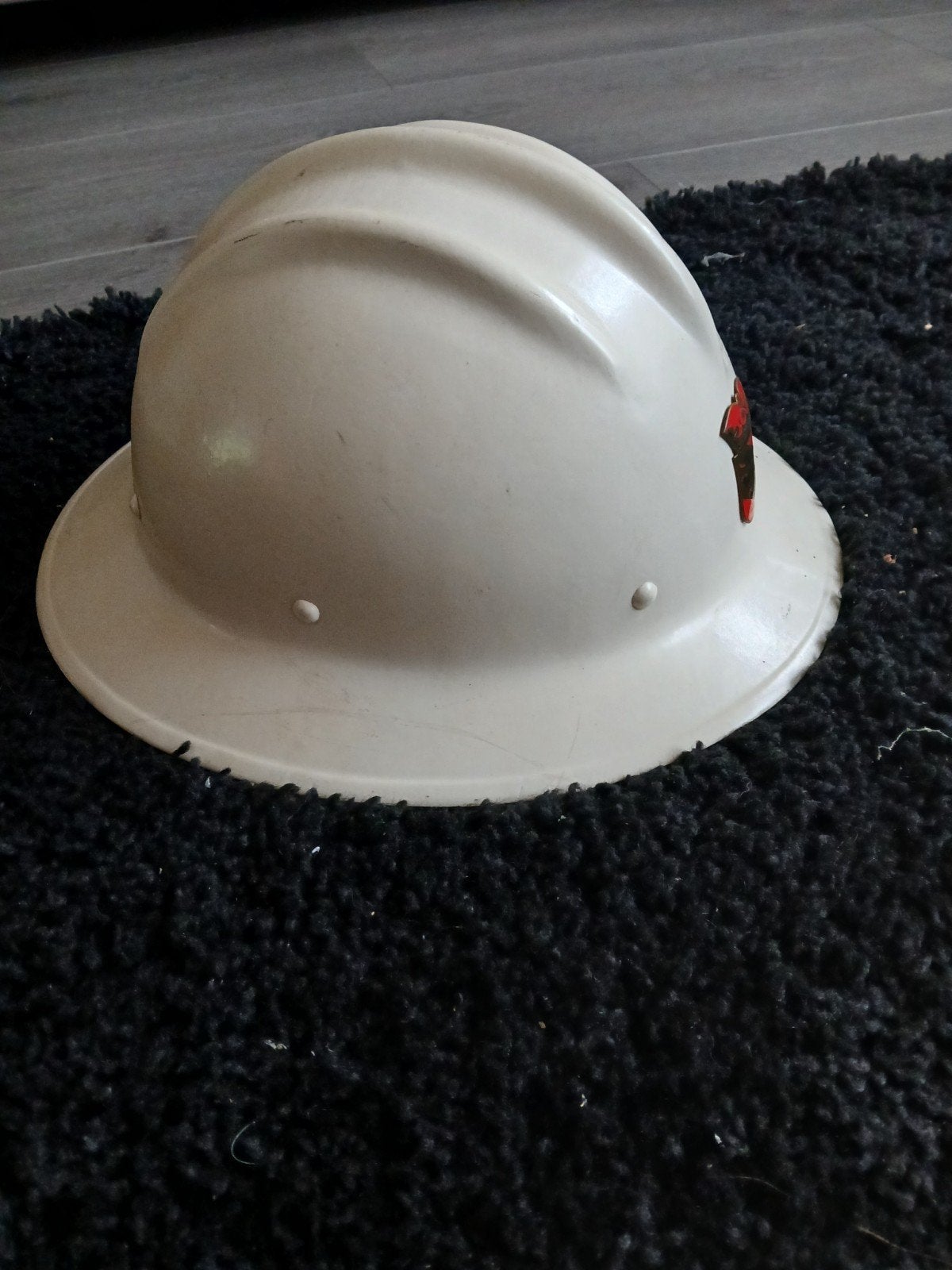 Vintage  brandweerhelm met embleem, Ophalen of Verzenden, Landmacht, Nederland, Helm of Baret