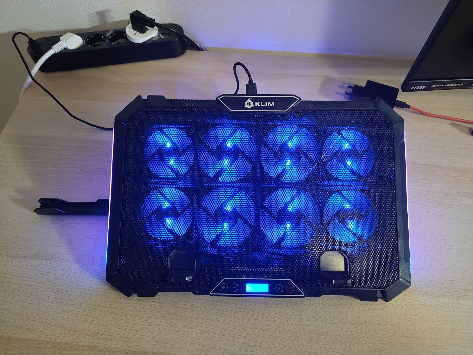 Laptop Koelplatform met 8 Fans, RGB & Snelheidsregeling, Computers en Software, Computerkoelers, Ophalen, Nieuw, Luchtkoeling