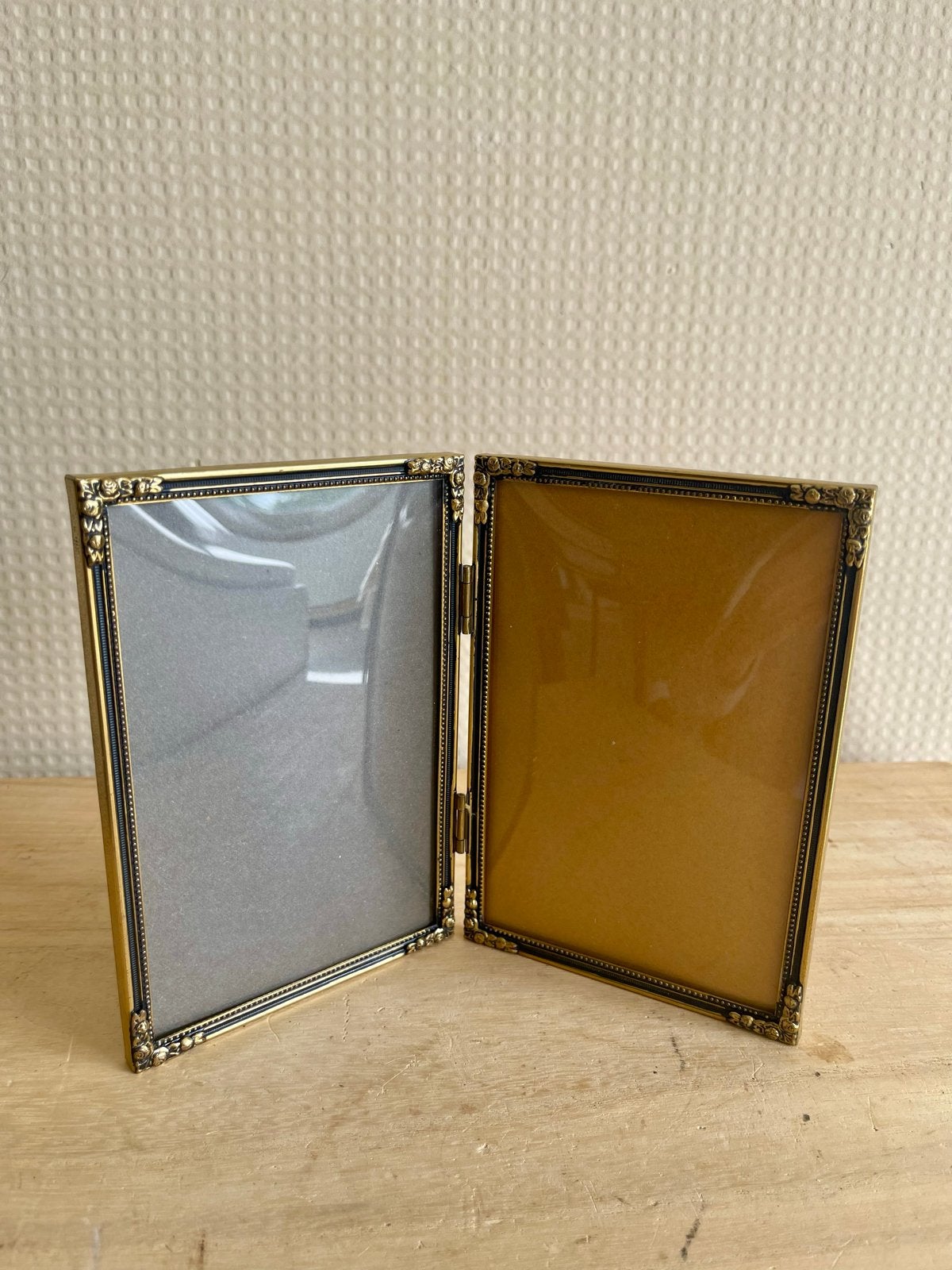 Vintage duo fotolijst met bol glas, Gebruikt, Ophalen of Verzenden, Fotolijst, Metaal