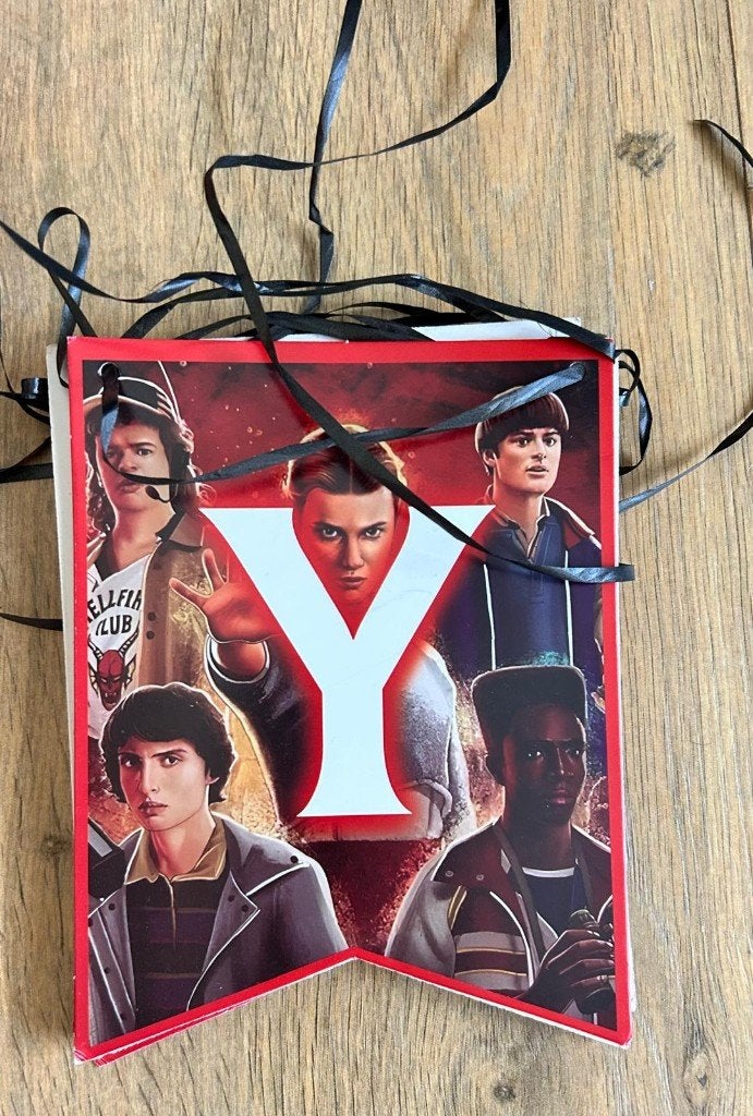 ''Stranger Things'' Happy Birthday Slinger, Hobby en Vrije tijd, Feestartikelen, Ophalen of Verzenden, Zo goed als nieuw, Versiering