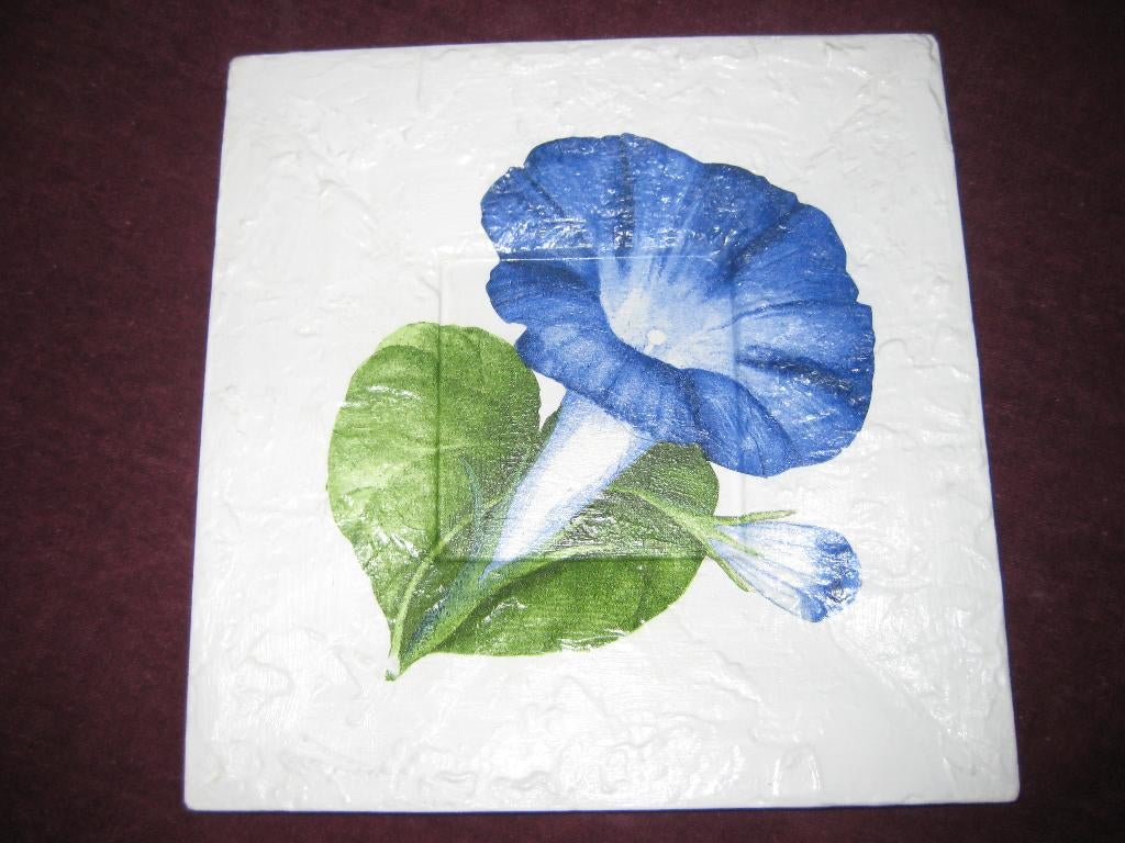 Bild in servetten-techniek met blauwe bloem, Ophalen of Verzenden, Zo goed als nieuw, Decoratieobject